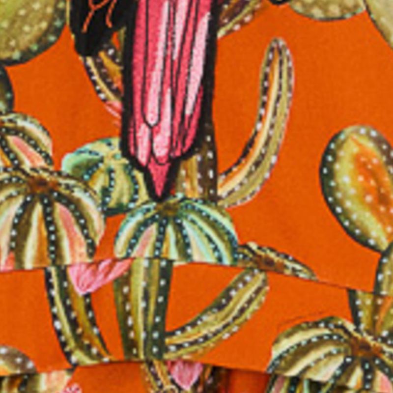 Close-up del estampado tropical del pantalón sudadera Farm Rio Cactus.