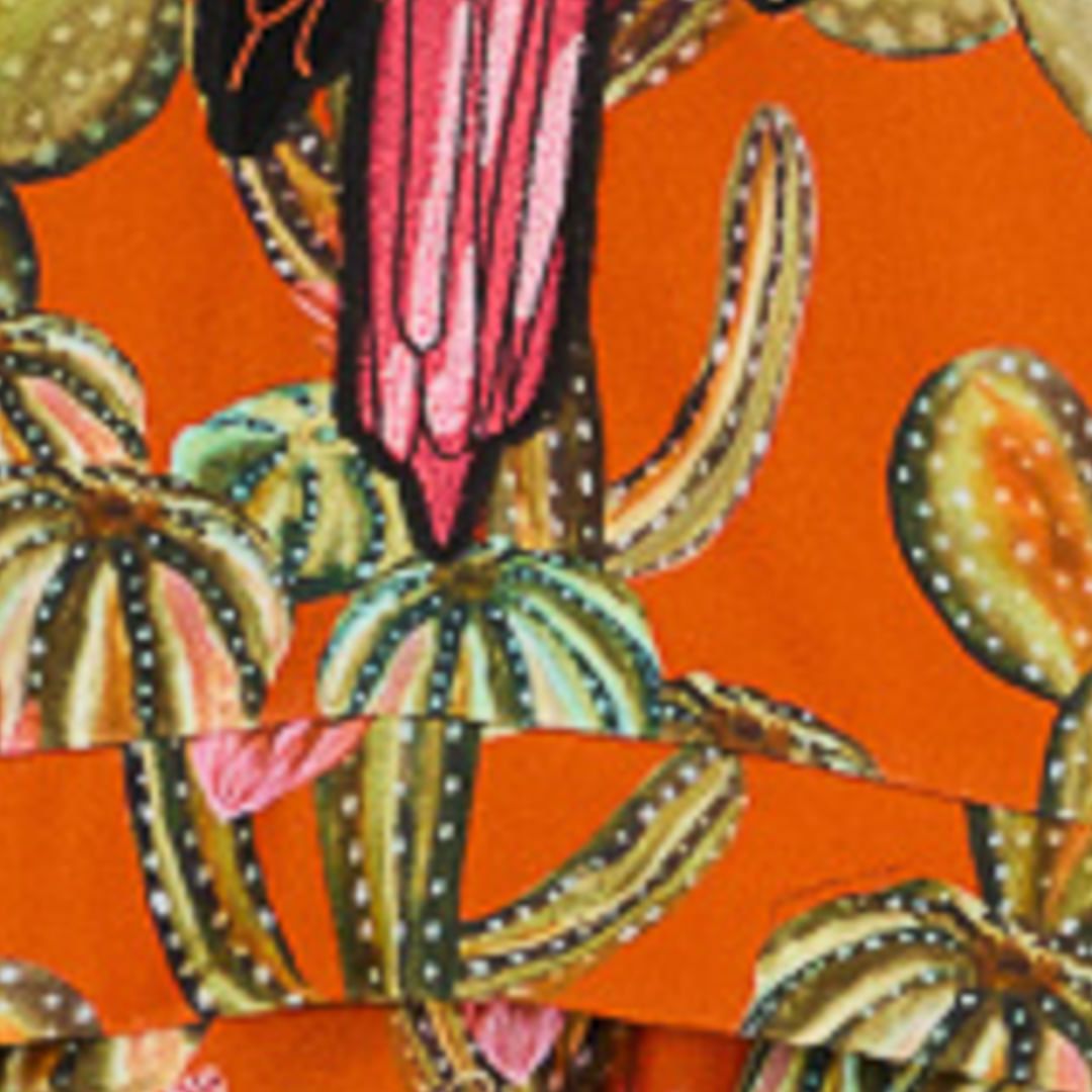Close-up del estampado tropical del pantalón sudadera Farm Rio Cactus.