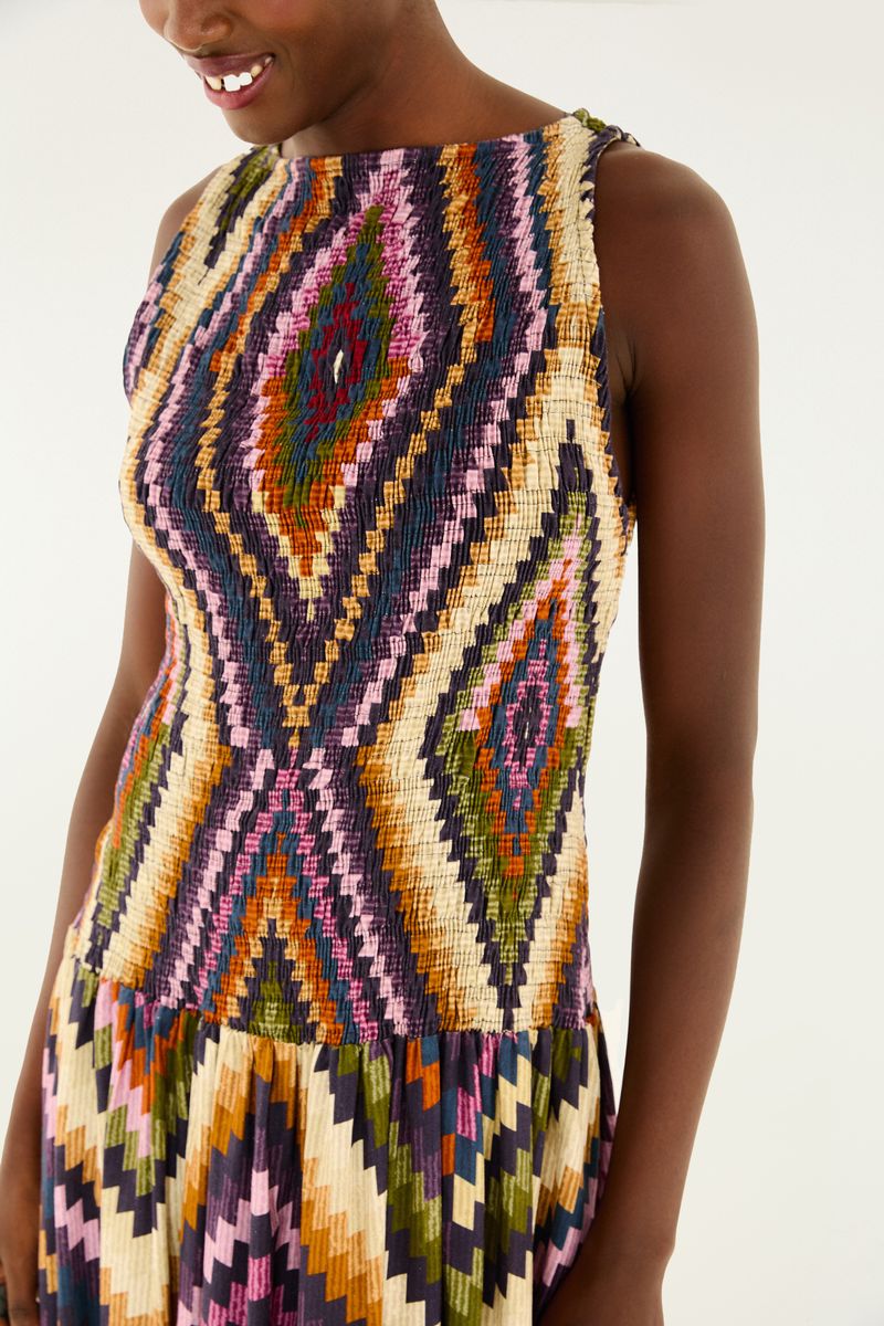 Detalle del estampado geométrico del vestido largo, mostrando la textura y colores.
