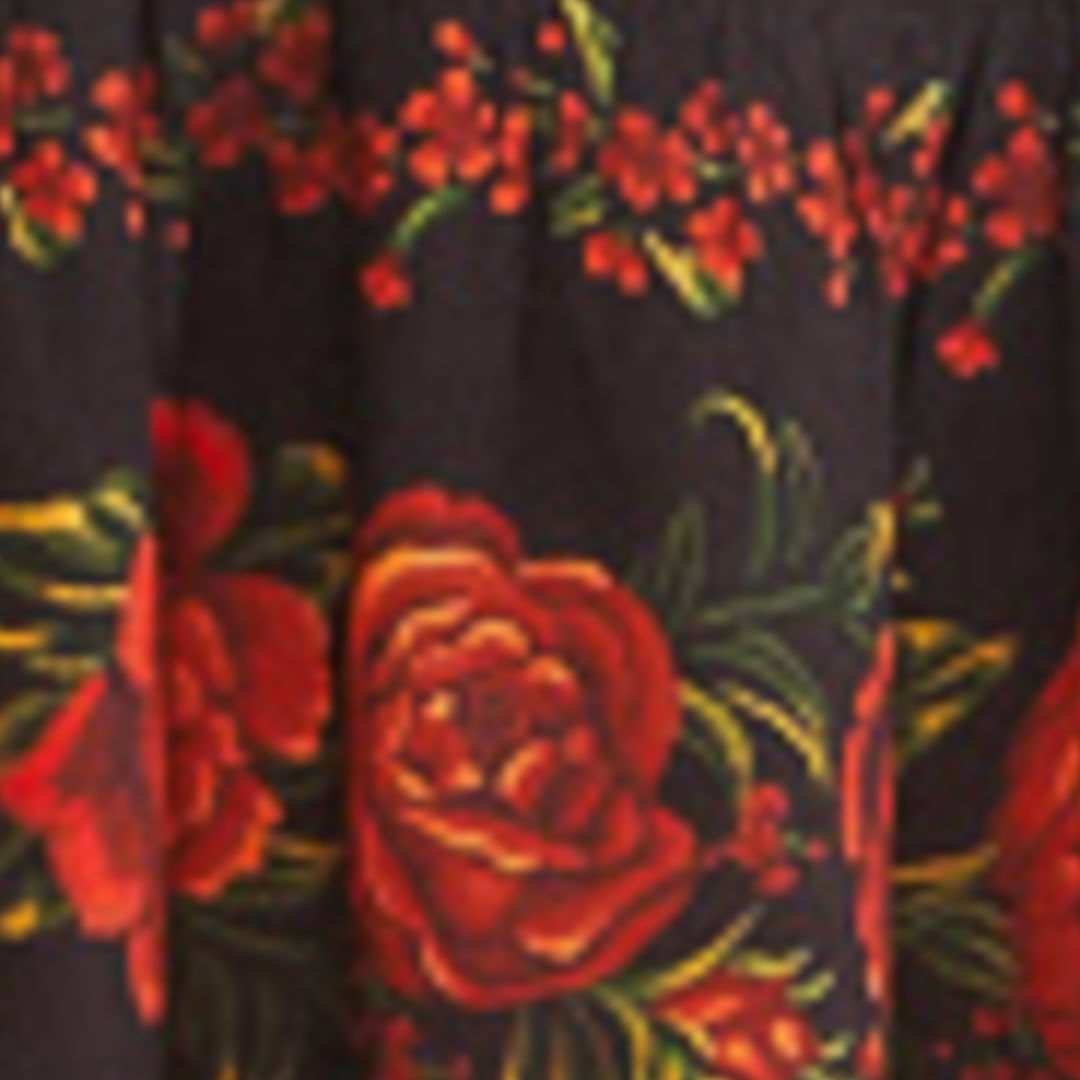 Imagen de un vestido con tirantes finos y estampado floral sobre fondo negro, visto de frente.