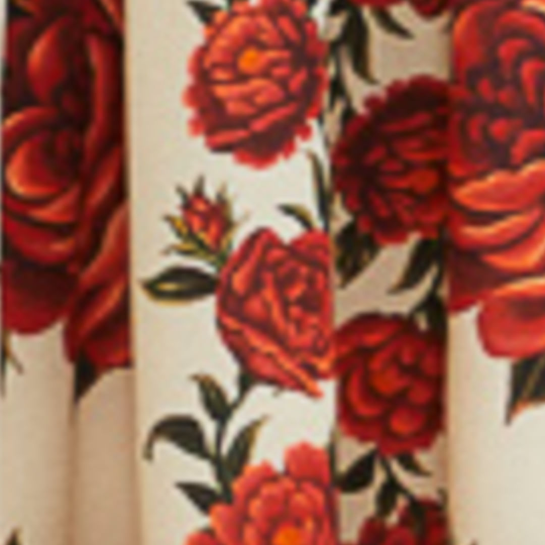 Vista trasera del vestido largo estampado con diseño floral y tirantes finos.