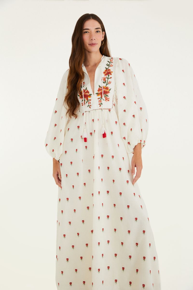Vestido bata artesanal bordado con detalles florales en el corpiño, vista frontal aproximada.