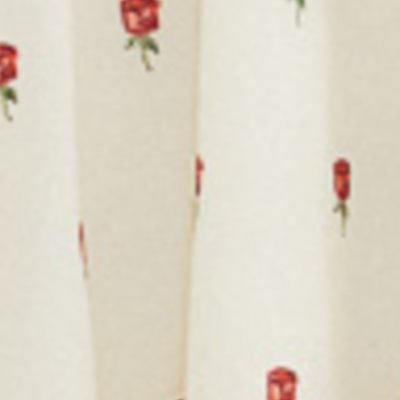 Acercamiento del estampado floral del vestido bata artesanal bordado.