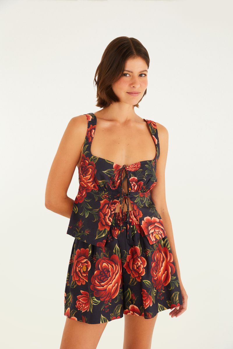 Vista lateral de la Blusa Rosalia destacando la silueta y el estampado floral.