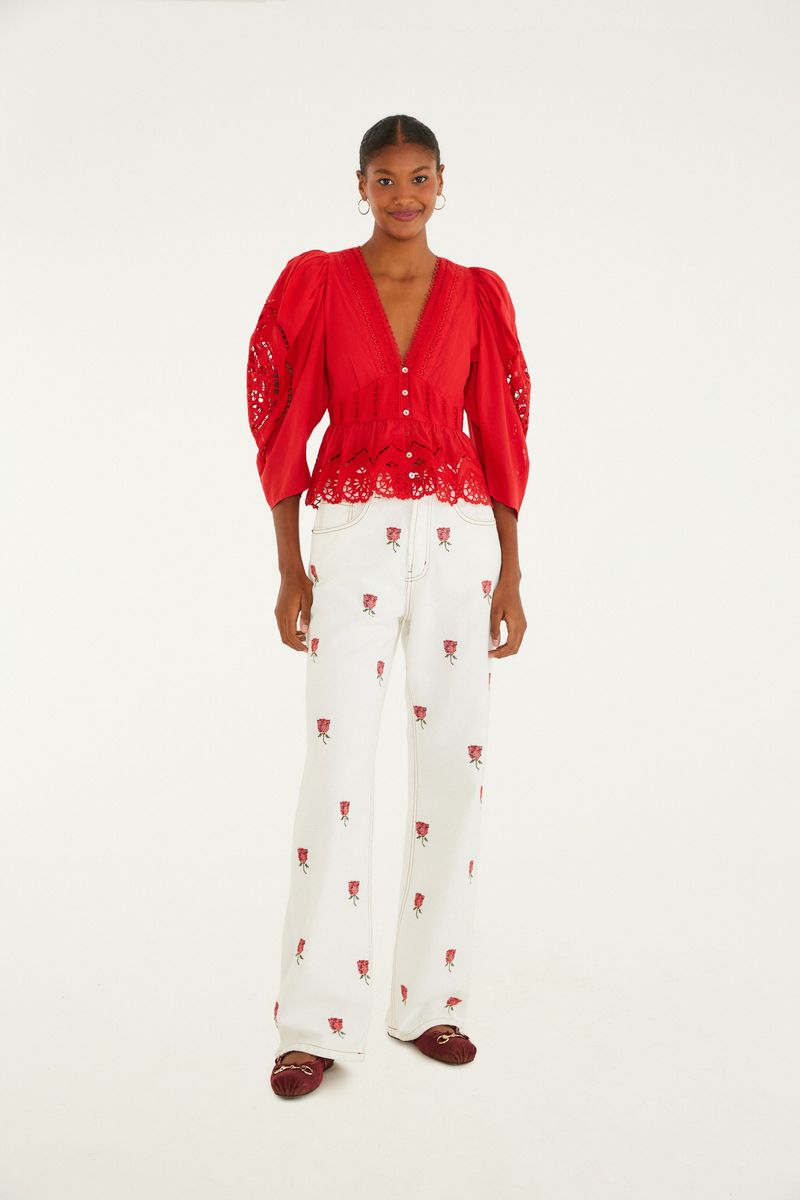 Calza de sarja blanca con bordado floral rojo, vista frontal.