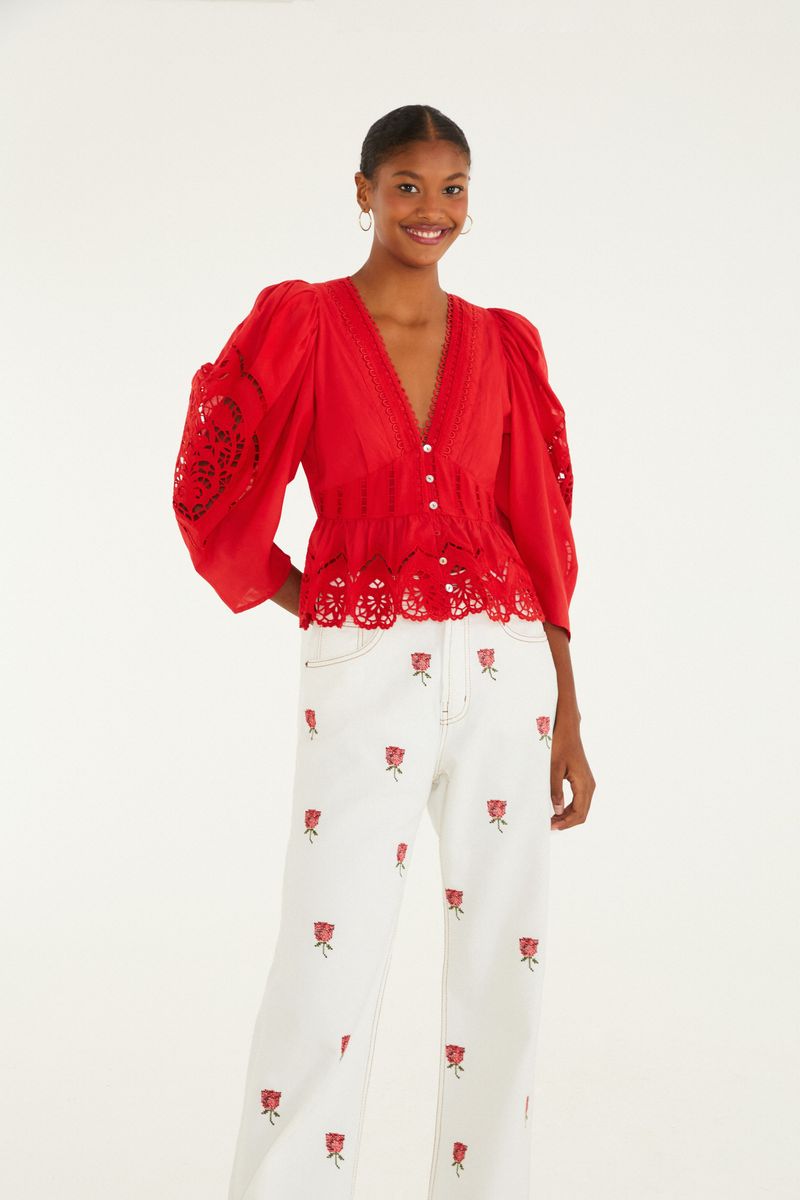 Calza de sarja blanca con bordado floral rojo, vista lateral.