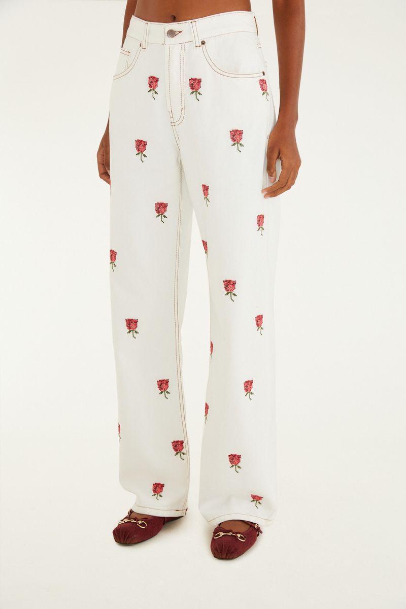 Calza de sarja blanca con bordado floral rojo, vista trasera.