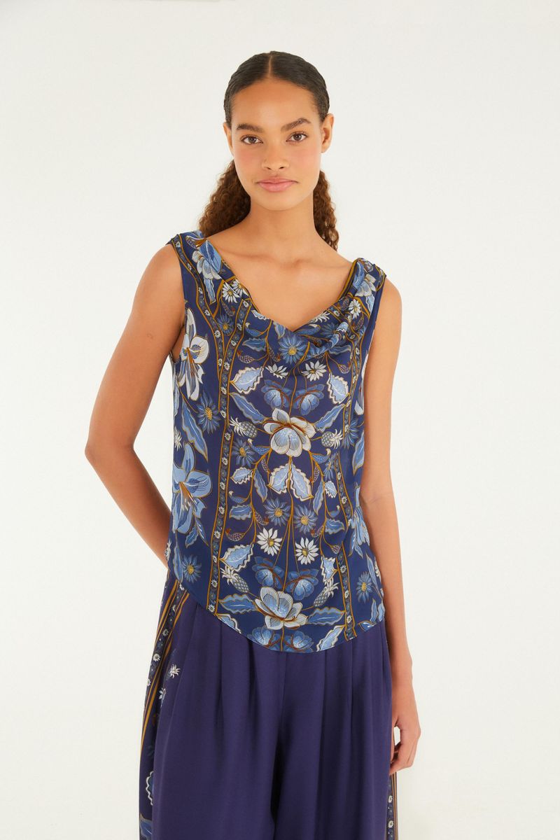 Vista frontal del Top Marcelle y con estampado floral en azul oscuro y detalles dorados.