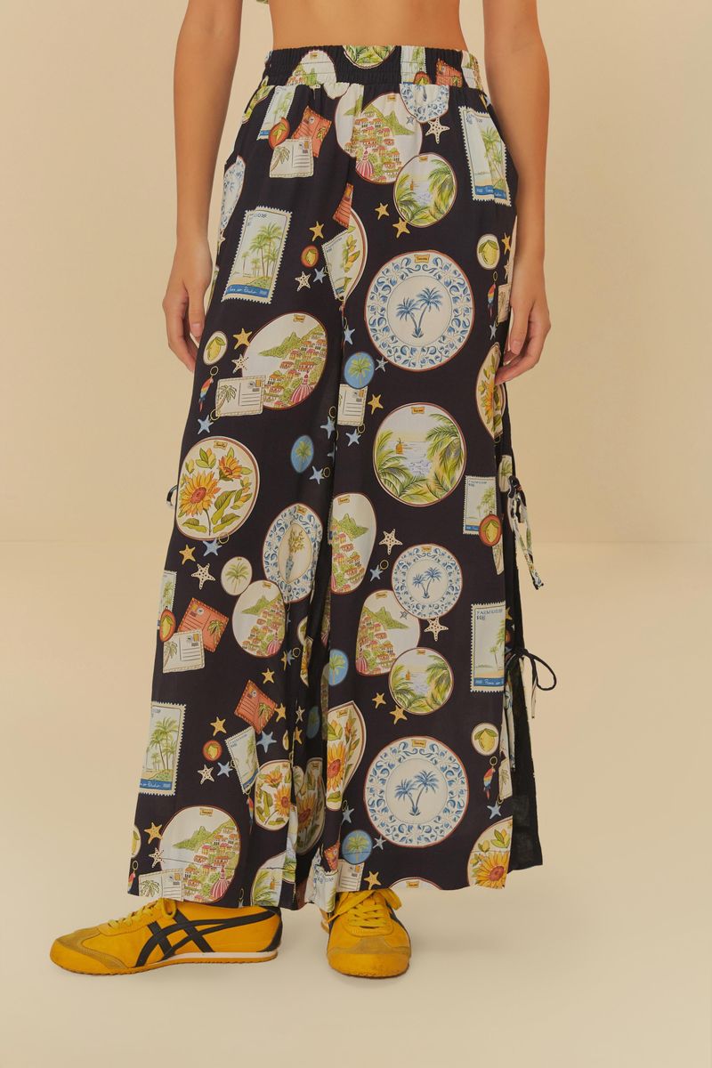 Imagen de un pantalón estampado con fondo negro y detalles geométricos, vista lateral.
