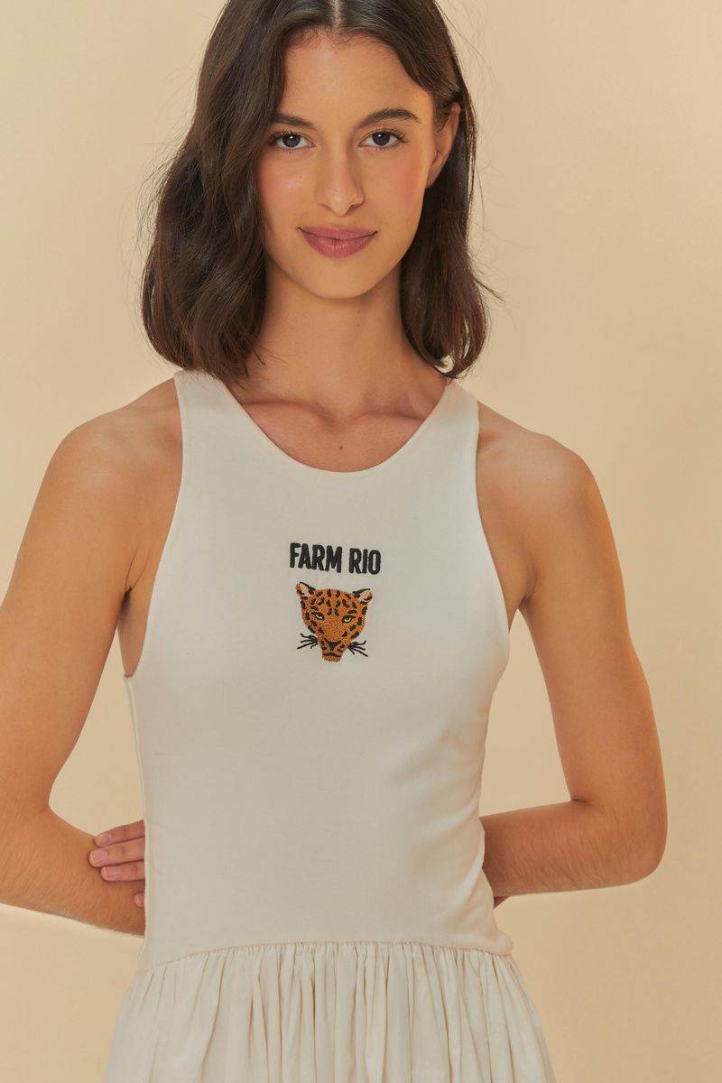 Primer plano del bordado de tigre en la parte superior del vestido blanco.