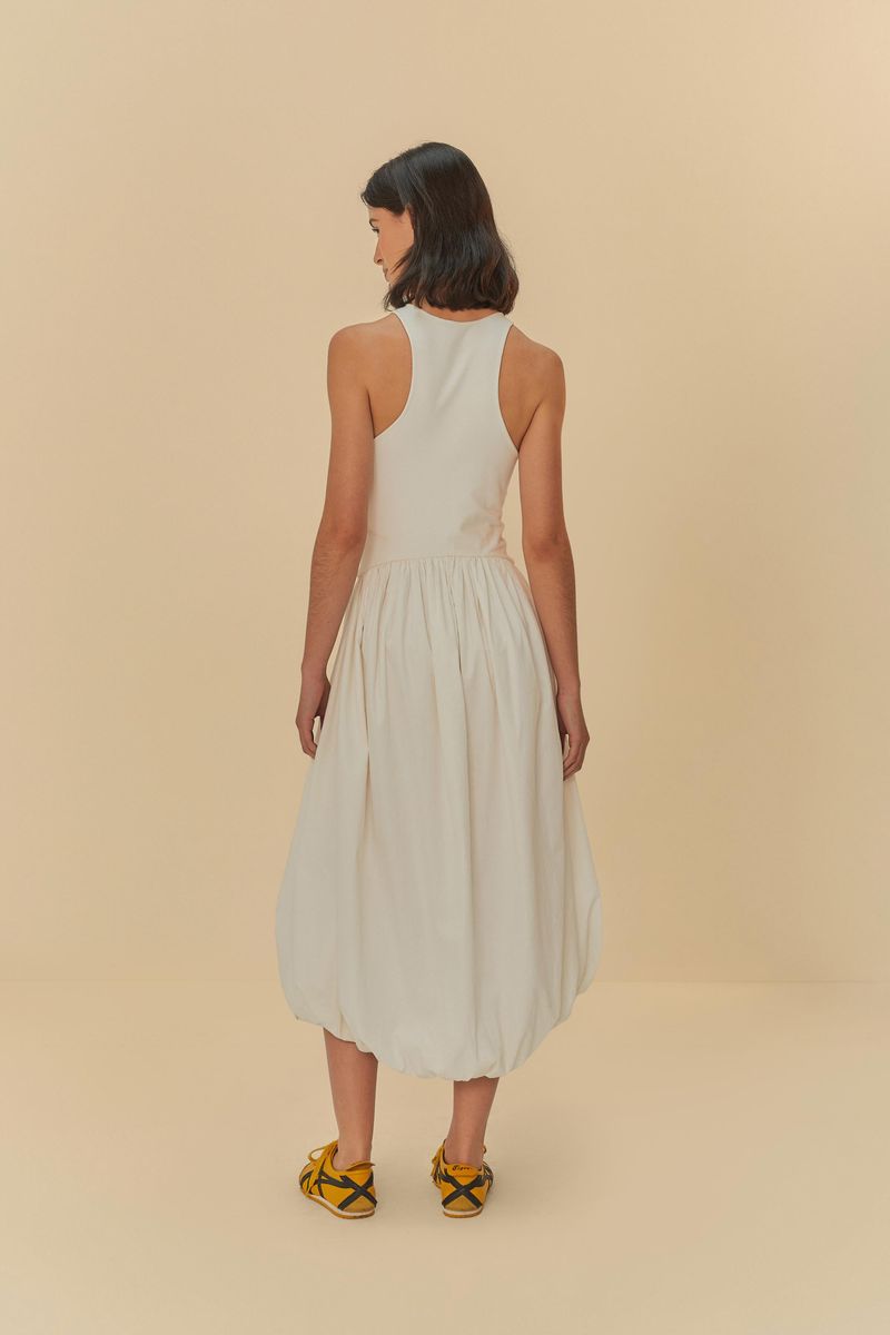 Vista trasera del vestido blanco mostrando el diseño sin mangas y la falda baloon.