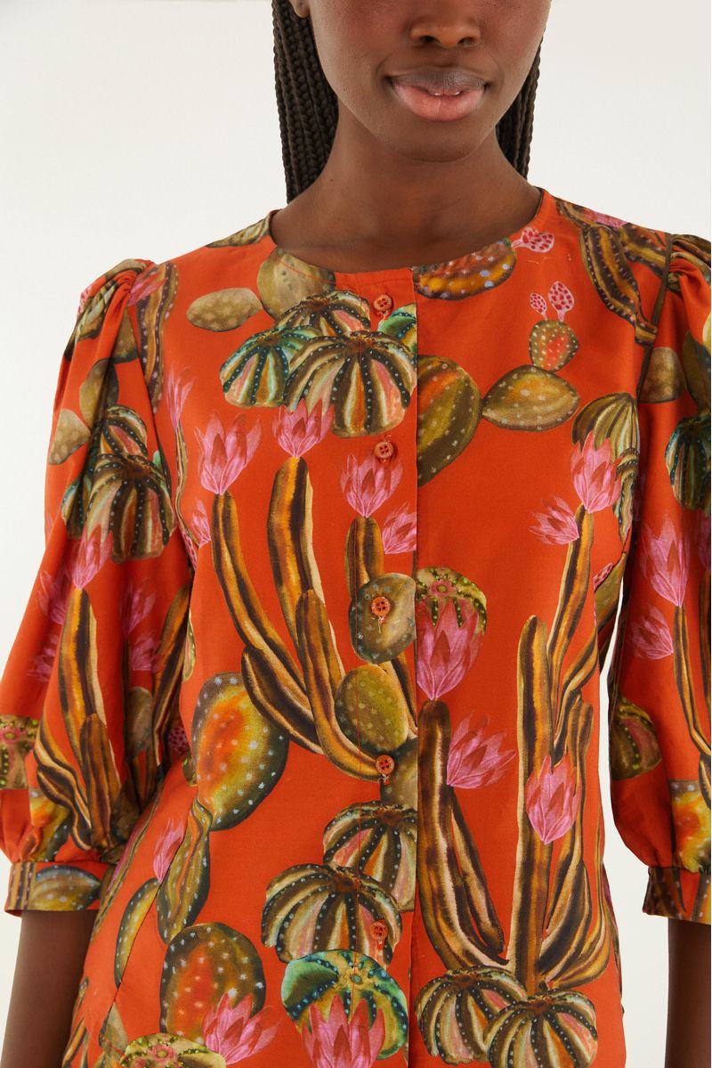 Vista trasera de la blusa con estampado de cactus.