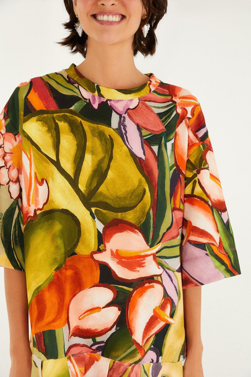 Imagen mostrando un primer plano del escote del vestido, evidenciando el diseño y el estampado detallado.