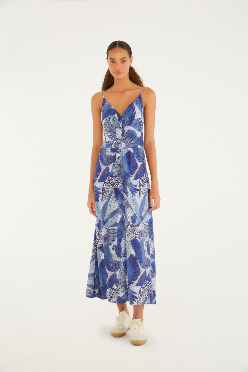 Primer plano del estampado del vestido, mostrando detalles de pájaros y hojas en tonos azules.