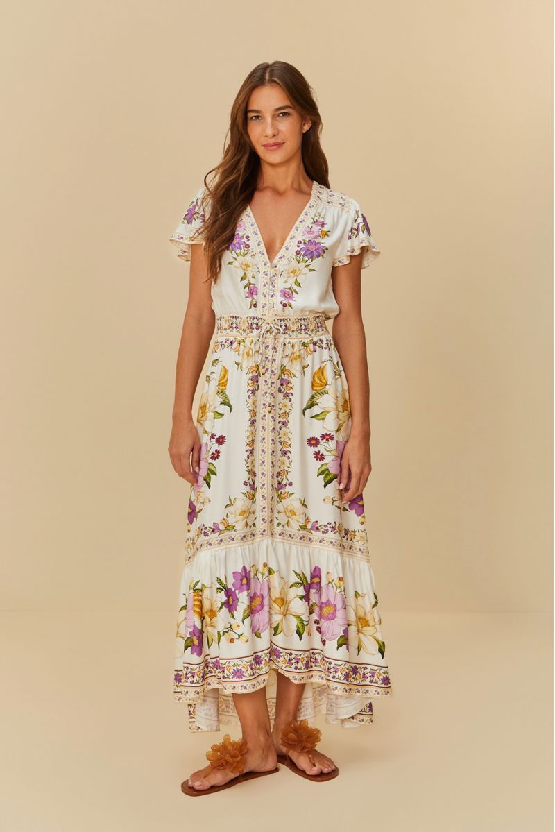 Vista frontal del vestido largo estampado con detalles florales y bajo en capas.