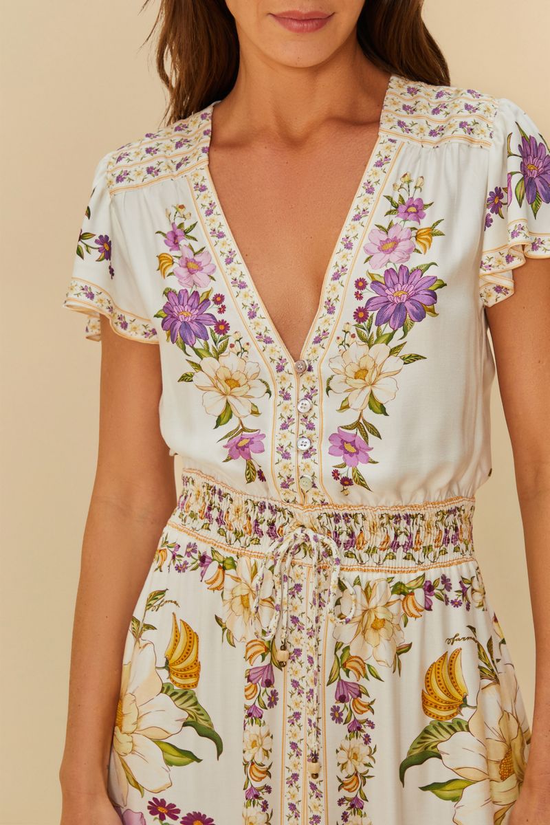 Vista trasera del vestido largo estampado con detalles florales y cintura ajustada.