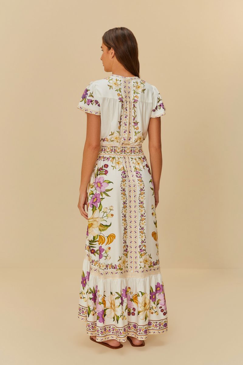 Detalle del corpiño del vestido largo estampado con escote en V y patrón floral.