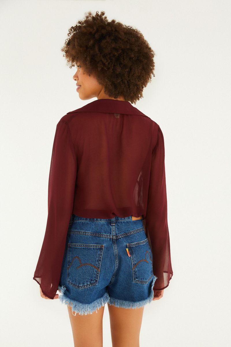 Vista trasera del short de mezclilla mostrando los bolsillos y detalles del diseño.