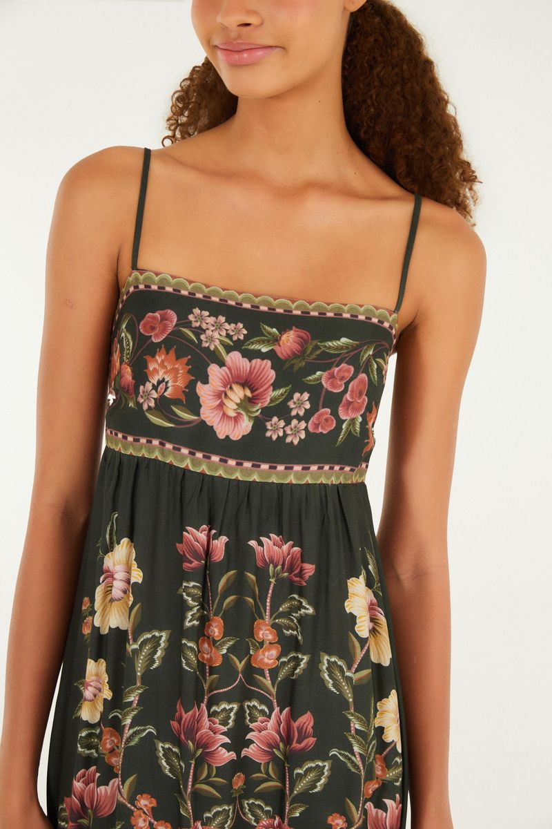 Detalle de la falda del vestido con estampado floral.