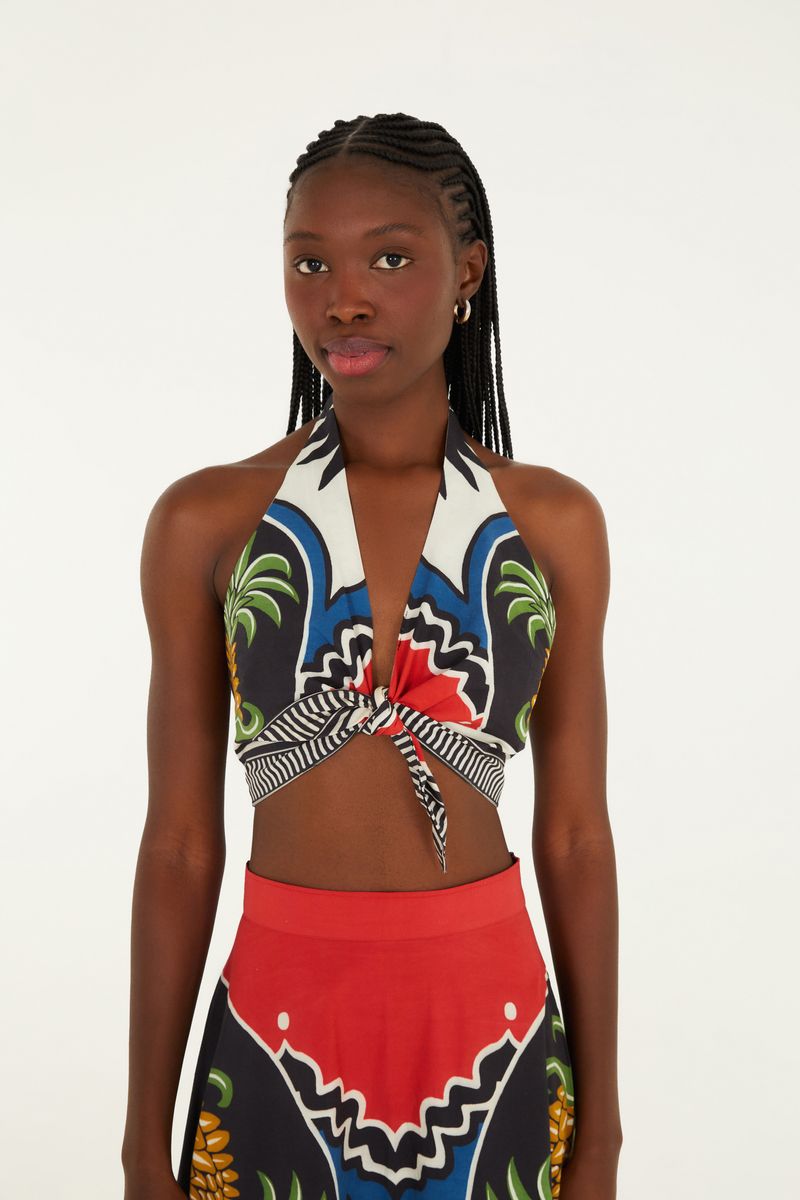 Top estampado tropical con diseño moderno y fresco, visto desde frente.
