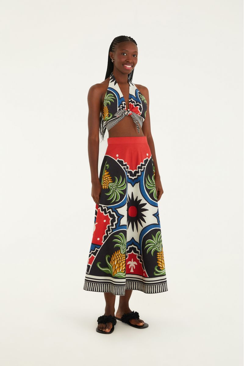 Conjunto de top y falda larga estampados con motivos tropicales, visto de frente.