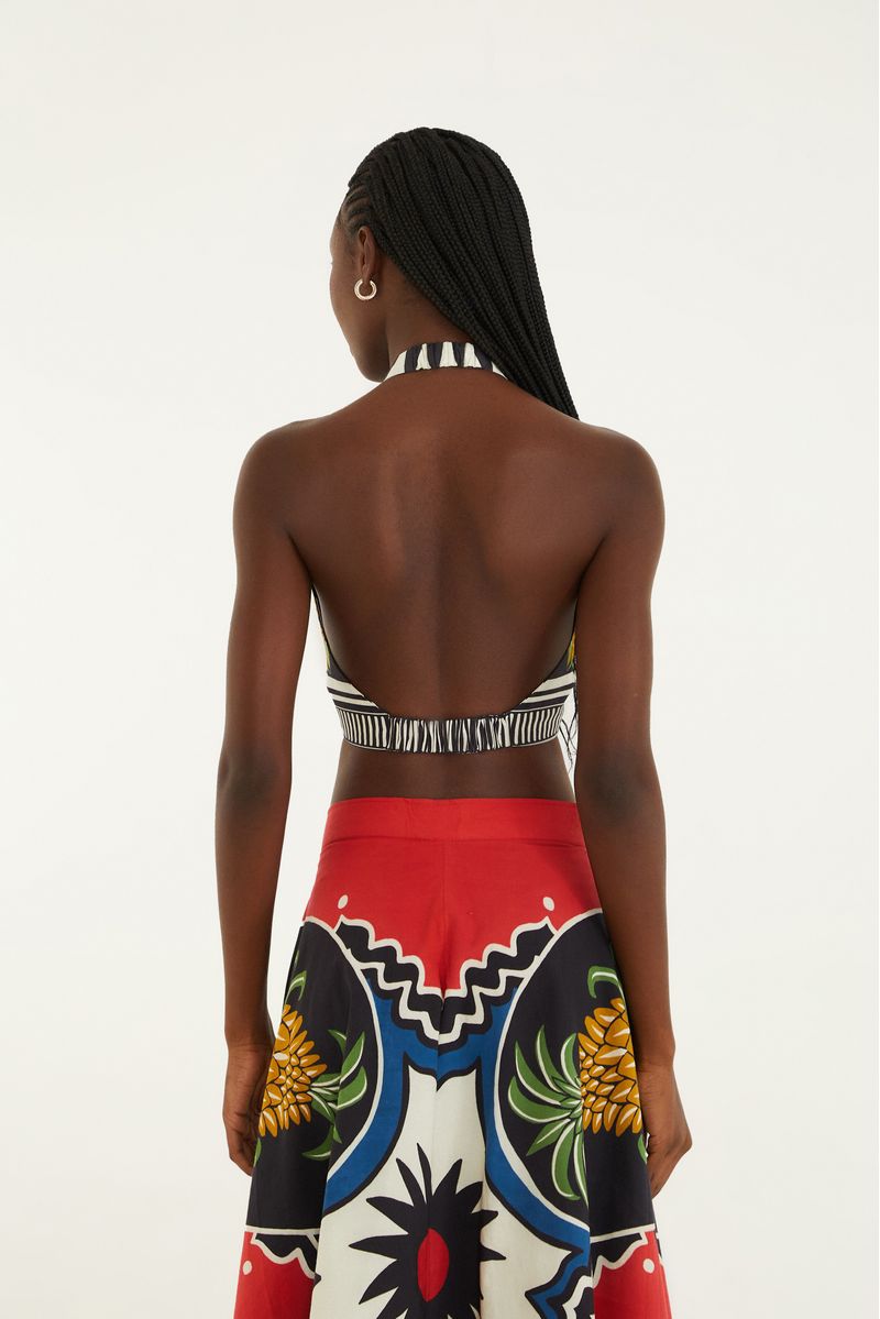 Vista trasera del conjunto de top y falda larga estampados con motivos tropicales.
