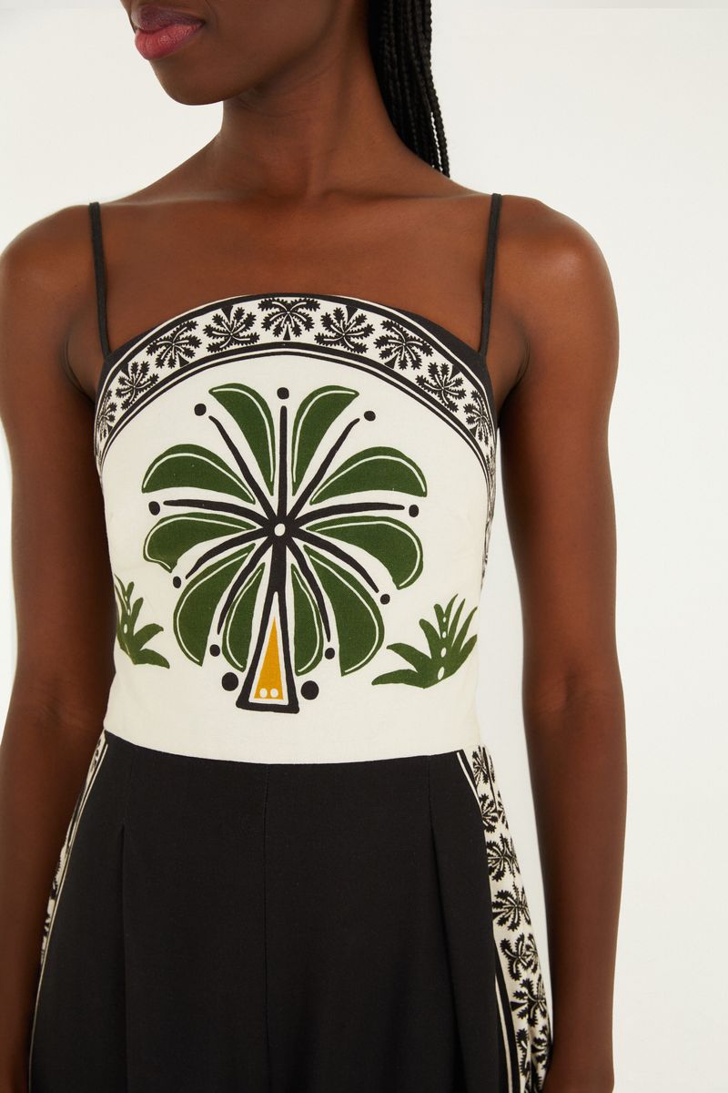 Primer plano del corpiño con estampado tropical destacado.