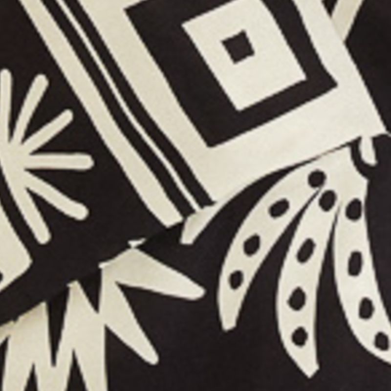 Primer plano del estampado tropical en blanco y negro del vestido corto.