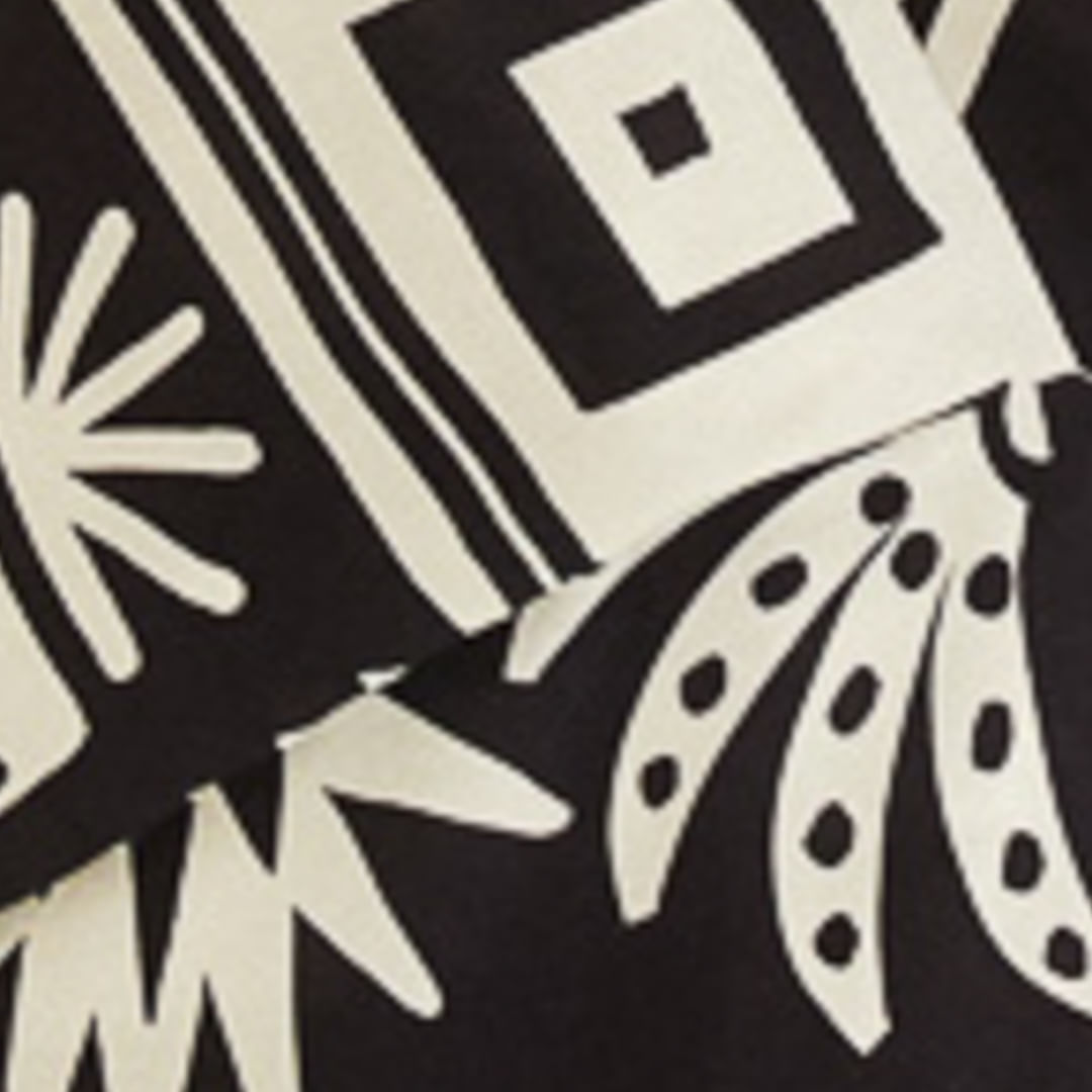Primer plano del estampado tropical en blanco y negro del vestido corto.