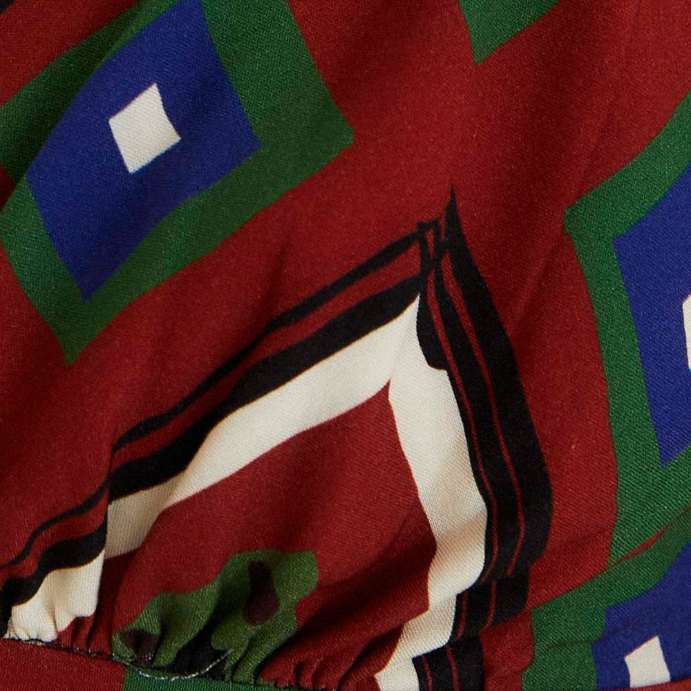 Primer plano del estampado geométrico del top en rojo, azul y verde.