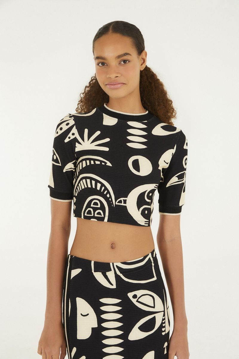 Blusa cropped con estampado abstracto en blanco y negro, vista frontal.