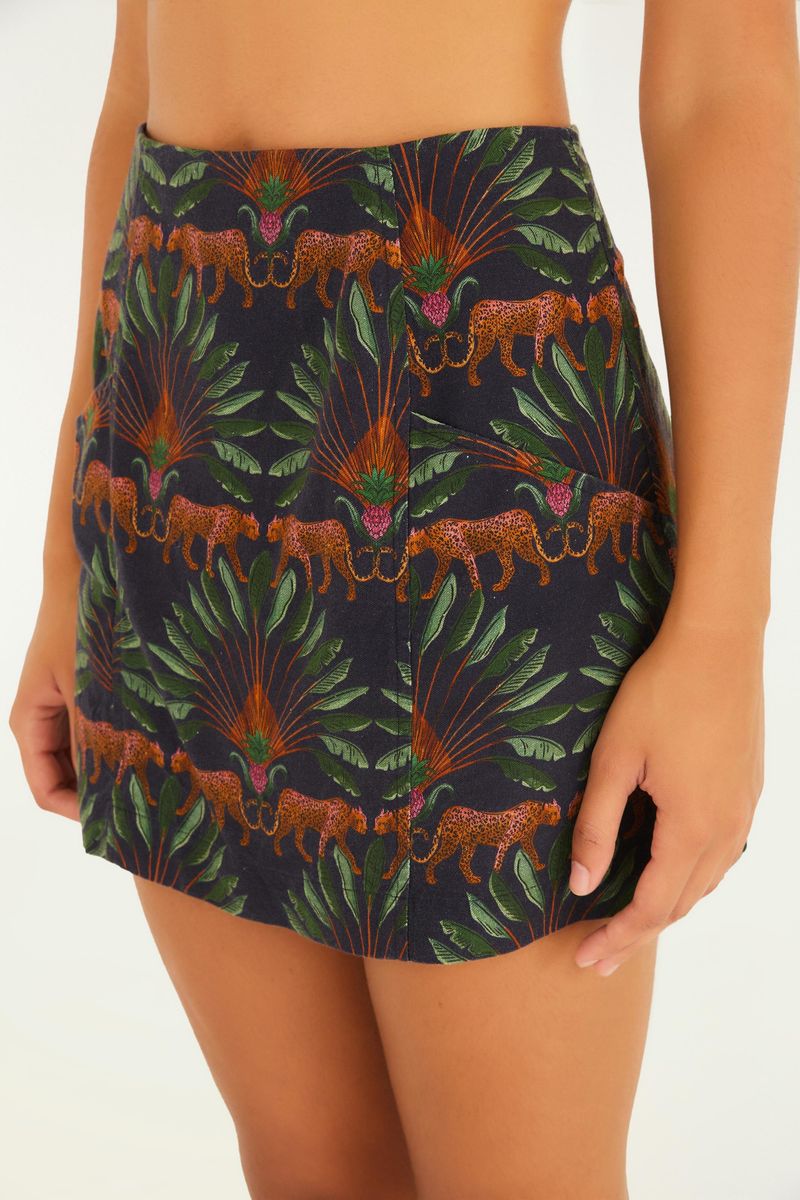 Primer plano del frente de la falda estampada tropical, mostrando detalles del estampado y acabado.