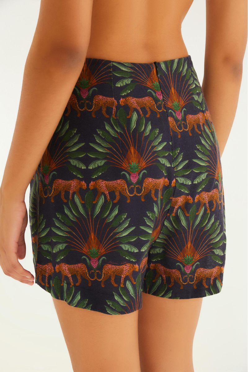 Vista trasera de la falda estampada tropical, destacando el patrón repetitivo y el ajuste.