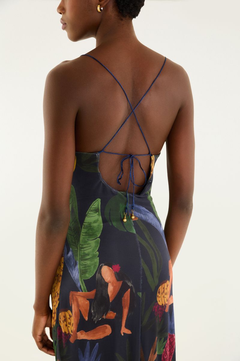 Imagen de un vestido largo estampado con tirantes finos, visto desde atrás.