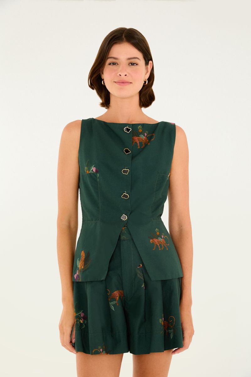 Short femenino con estampado de bosque, mostrando detalles de tucanes y tigres sobre fondo verde oscuro.