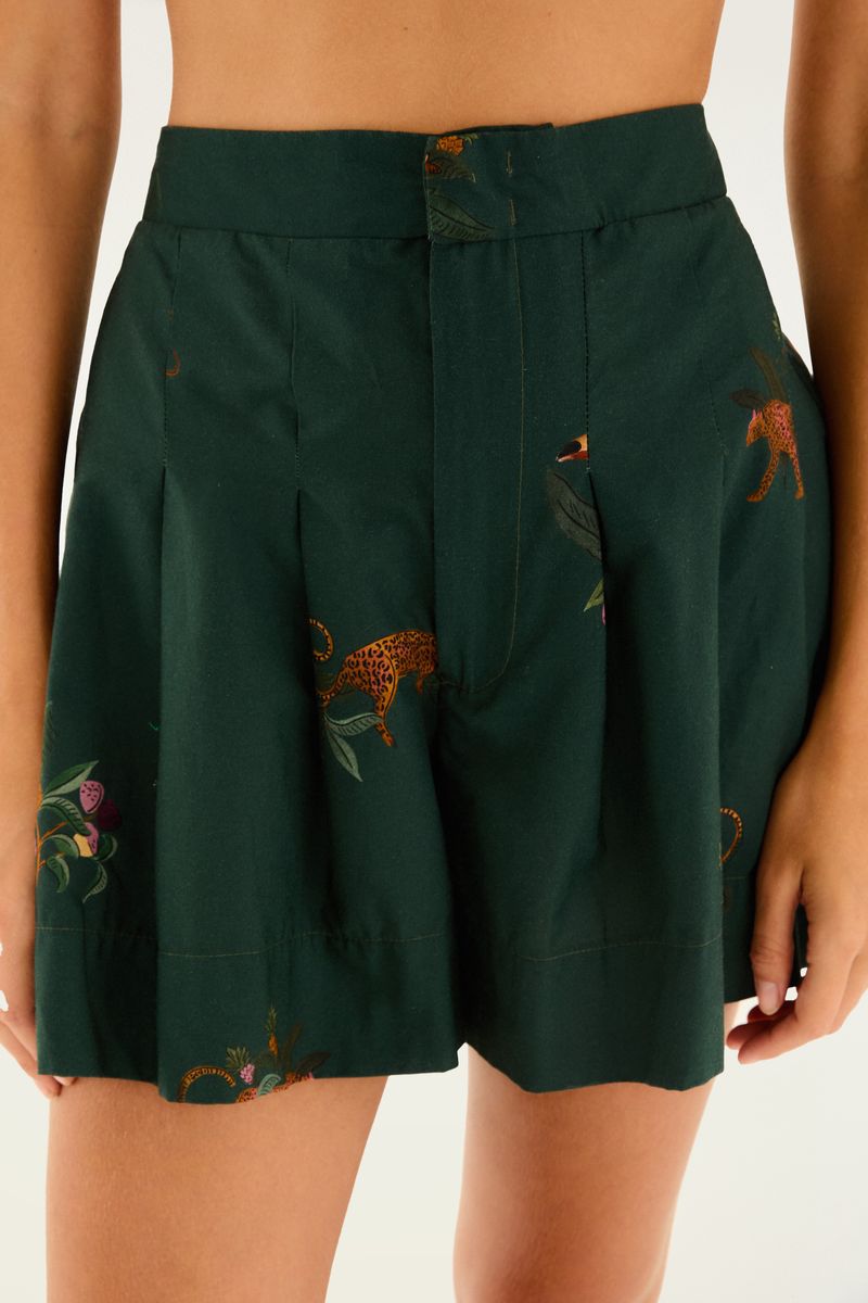 Vista frontal del short femenino con estampado de bosque, destacando la cintura limpia y cierre con botón.