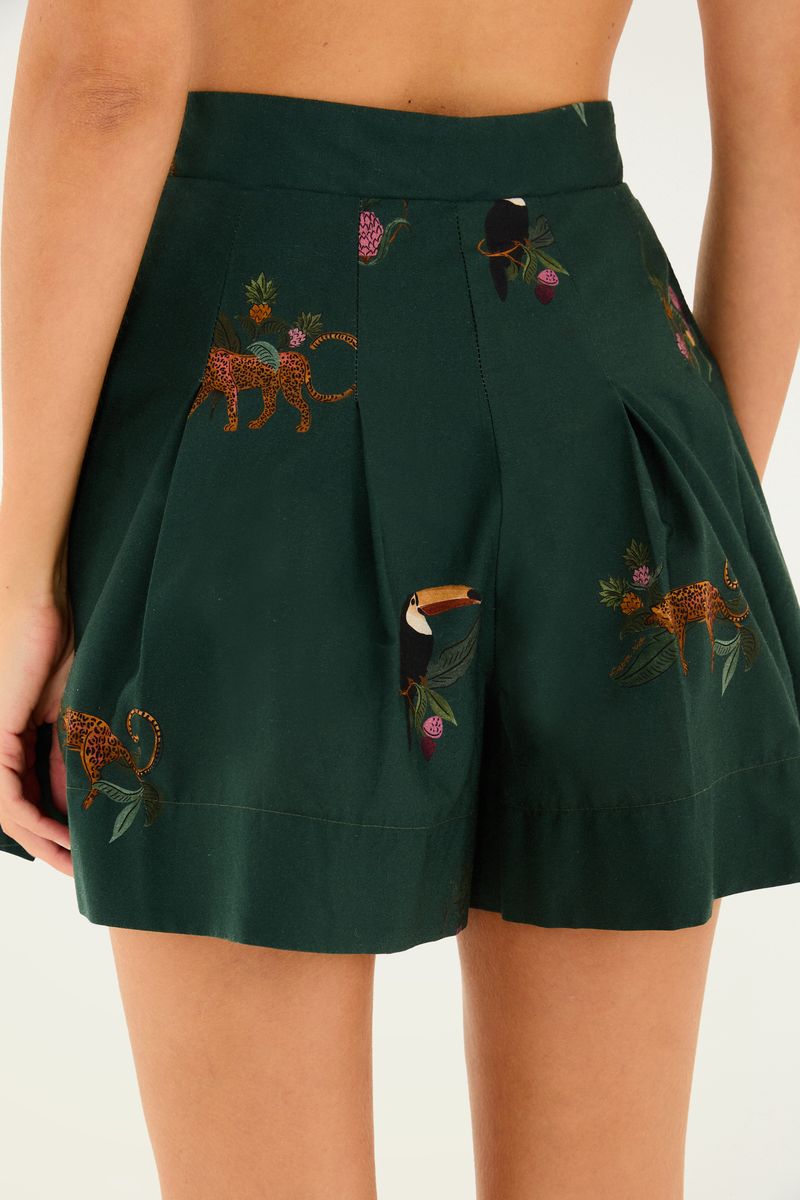 Vista trasera del short femenino con estampado de bosque, mostrando el dobladillo aplicado y elementos del estampado.