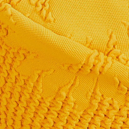 Detalle del estampado geométrico del bikini amarillo, mostrando los círculos y el diseño vibrante.