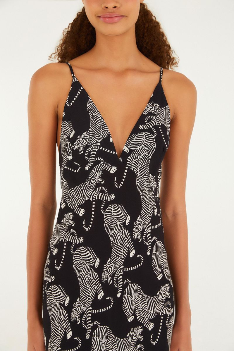 Detalle del escote en V del vestido largo con tirantes finos y estampado de tigres.