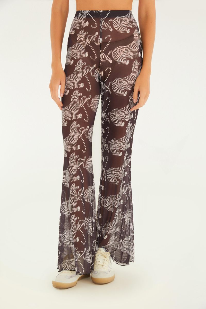 Imagen de un pantalón flare estampado con tigres, vista lateral.