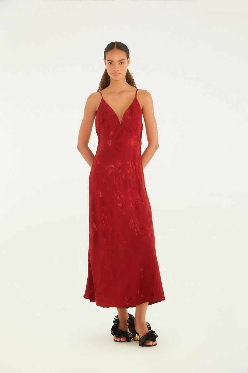 Vestido rojo con estampado jacquard de coqueiros, tirantes delgados y escote en V, visto de frente.