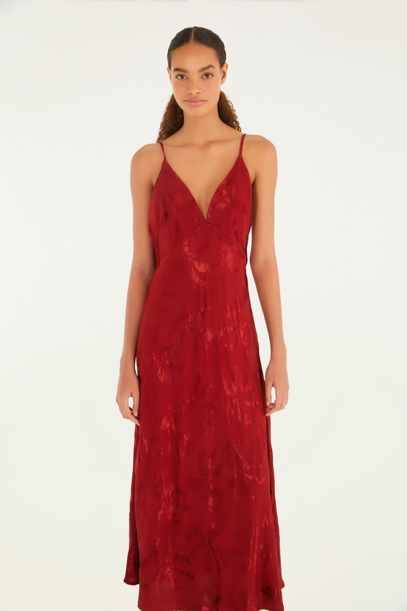 Vestido rojo con estampado jacquard de coqueiros, tirantes delgados y escote en V, visto de espaldas.