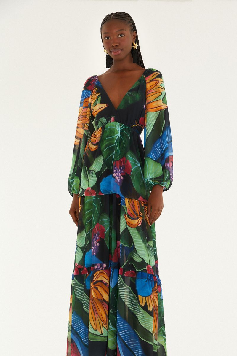 Vista frontal del vestido largo estampado con diseño tropical, destacando el escote en V y mangas largas.