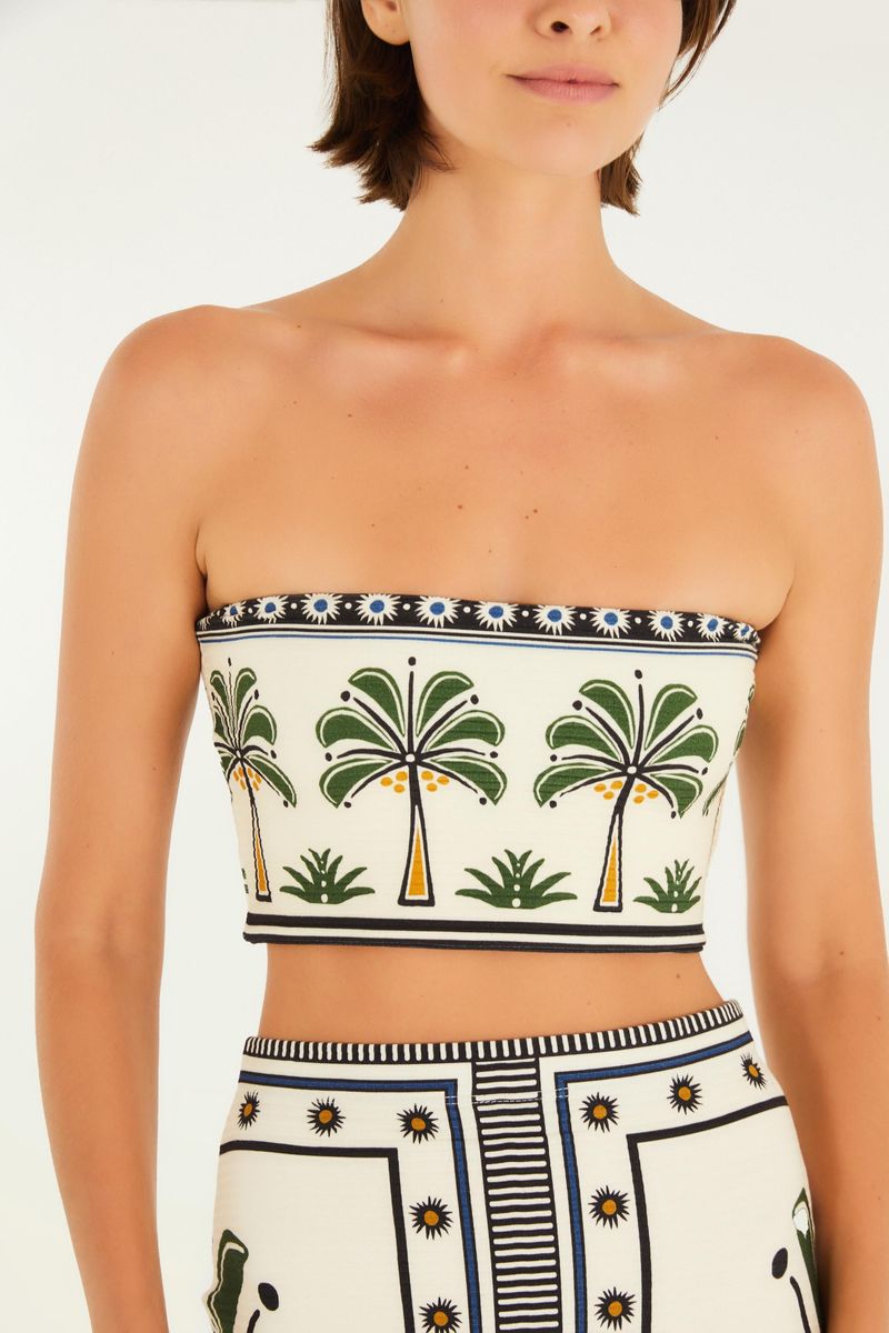 Top recto con estampado tropical visto de frente, mostrando el diseño ajustado.