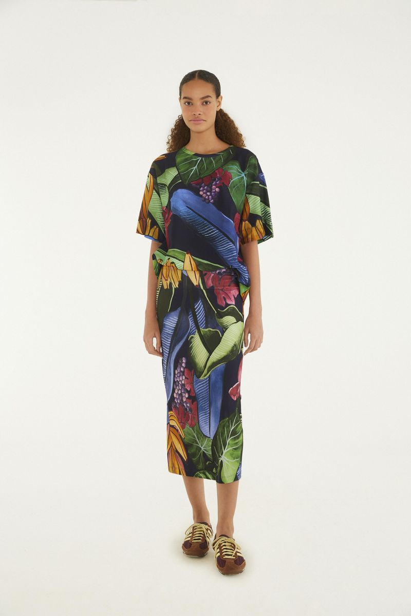 Camiseta estampada tropical con diseño vibrante de frutas y hojas, vista completa.