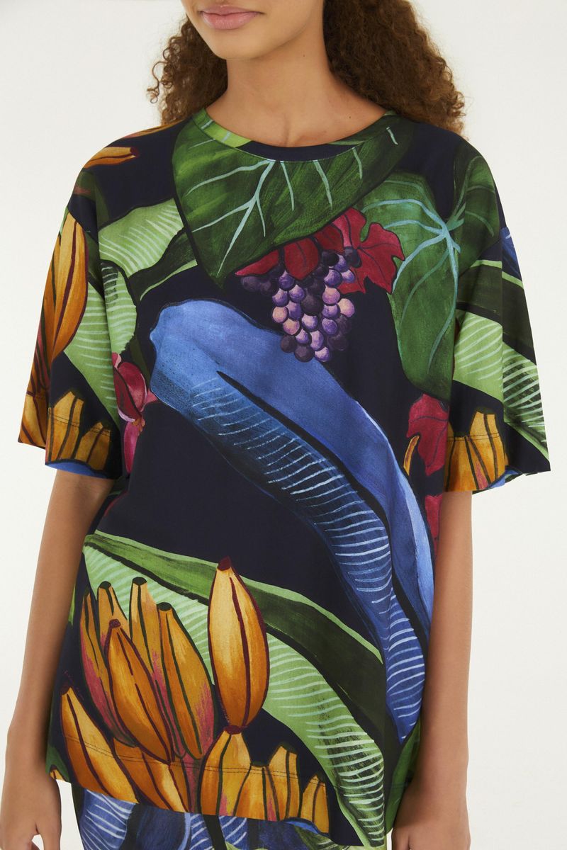 Detalle del cuello y estampado de la camiseta tropical.