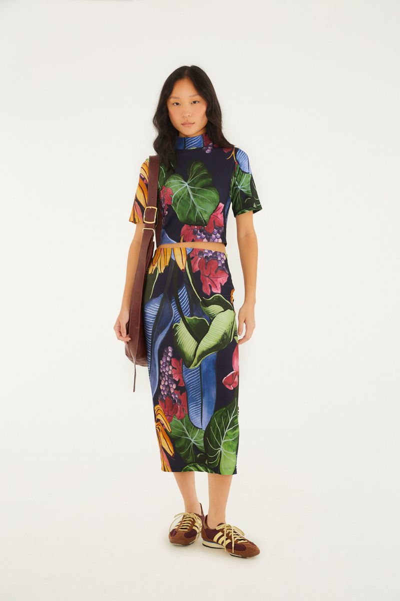 Saia midi estampada con elementos tropicales, vista frontal completa.