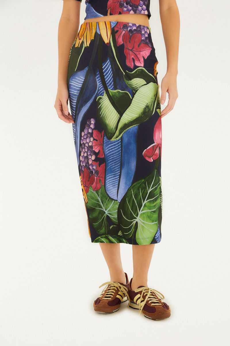 Detalle de la saia midi estampada con elementos tropicales, mostrando el ajuste en la cintura.