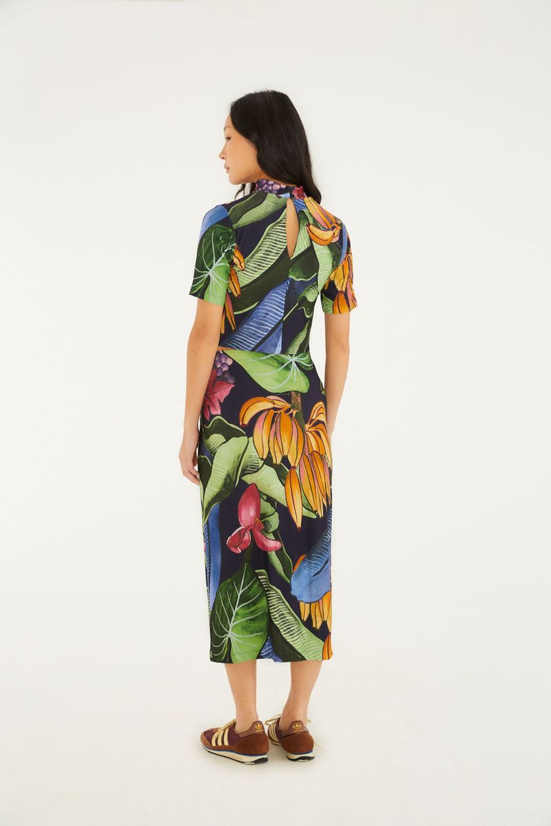 Vista trasera de la saia midi estampada con elementos tropicales, destacando el diseño vibrante.