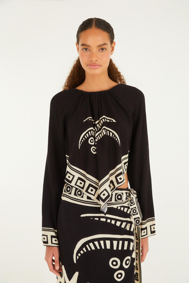 Blusa Lenco Tropicano vista frontal con diseño tropical en blanco y negro.